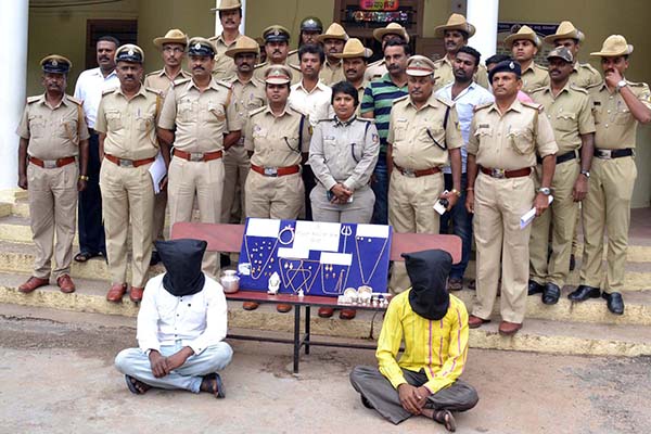 ಇಬ್ಬರು ಕಳ್ಳರ ಬಂಧನ:7 ಲಕ್ಷ ರೂ.ಚಿನ್ನಾಭರಣ ವಶ